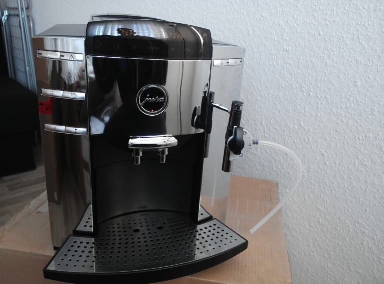 Kaffeevollautomat Jura, Wasser läuft in die Auffangschale. kaffeeperle.de